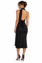 Arriendo de vestido negro largo middie con tira cuello