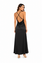Arriendo de vestido largo negro escote en V espalda cruzada