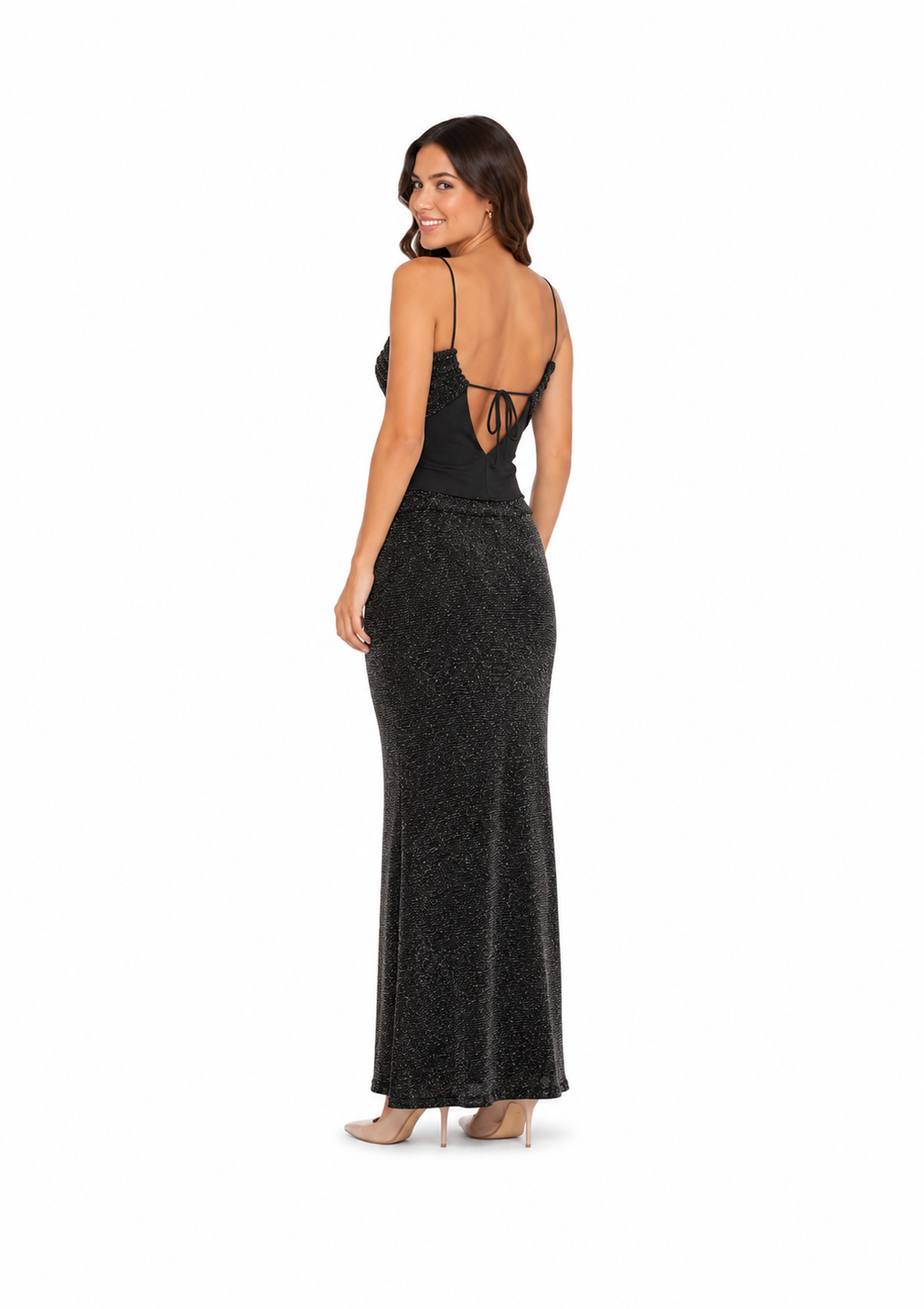 Arriendo de vestido largo negro con brillos dorados