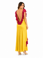 Arriendo de Vestido largo de seda dorado con vuelos en espalda burdeo y manguitas burdeo