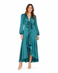 Arriendo de Vestido largo de seda celeste con mangas largas, amarre en escote y vuelos abajo