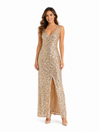 Arriendo de Vestido dorado largo con lentejuelas y tajo adelante marca red clover