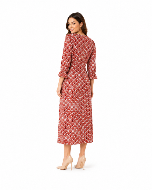 Arriendo de 	Vestido midi con mangas y nudo en pechugas con cut out al medio con diseños en tonos tierra español