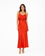 Arriendo de Vestido largo vuelos adelante y atrás rojo seda largo