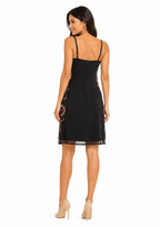 Arriendo de vestido corto negro con detalles de mostacillas