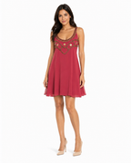 Arriendo de vestido corto burdeo con detalles