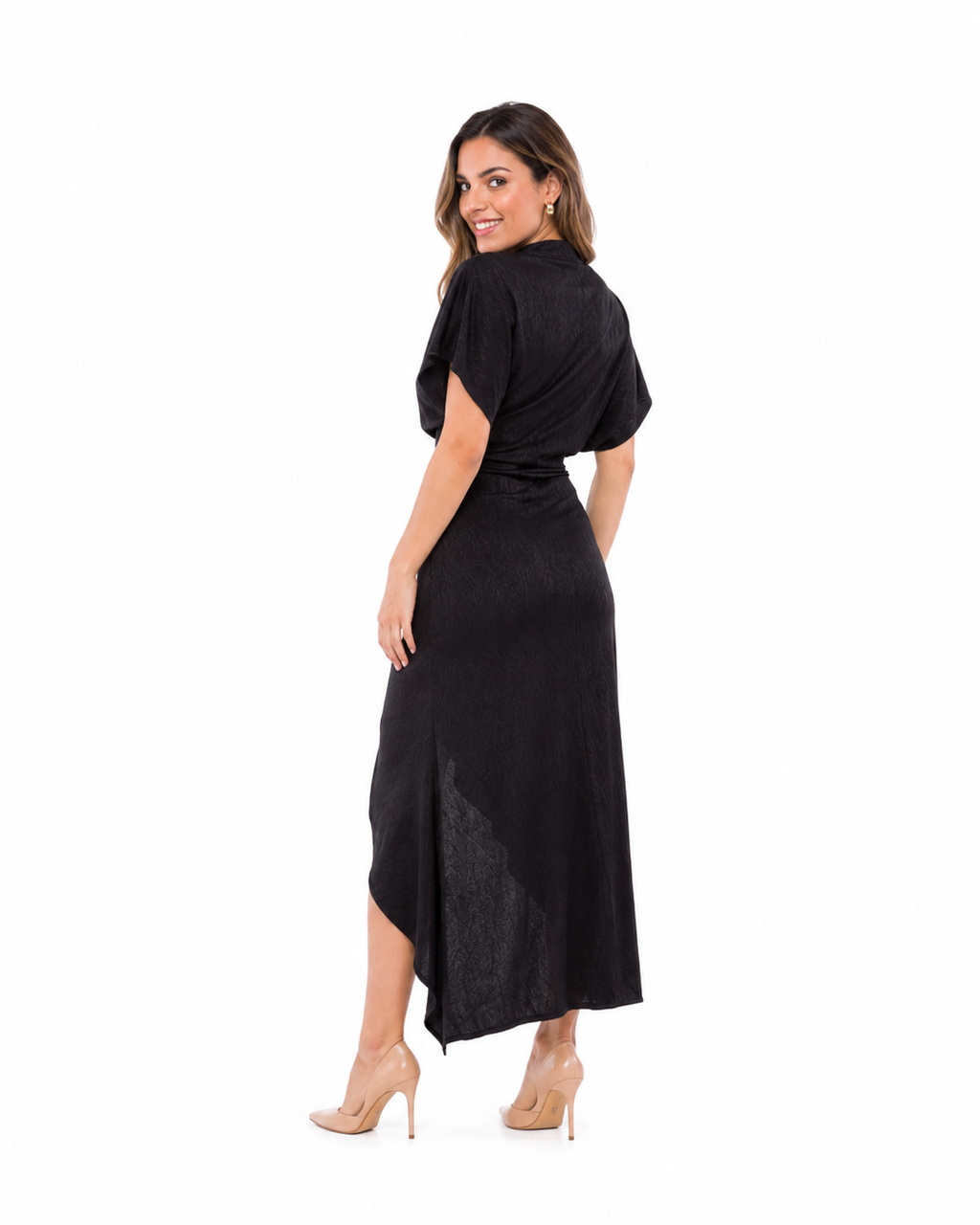 Arriendo de Vestido largo negro cuello alto con mangas ajustado tipo asiático