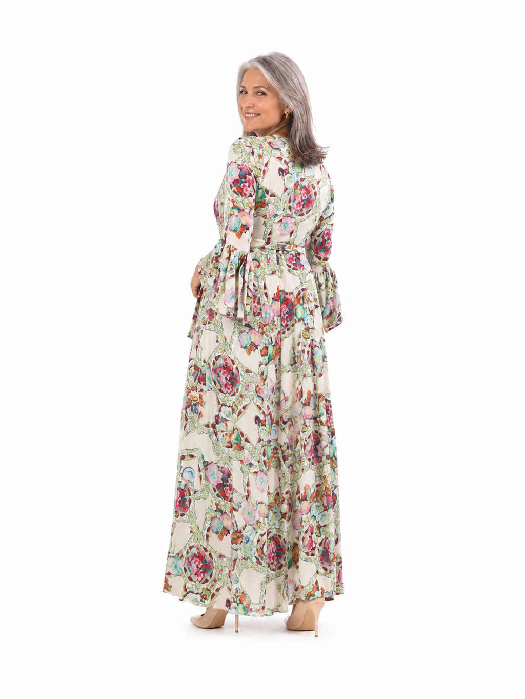 Arriendo de Vestido/ Kimono largo It Velvet largo  color crudo con estampado de flores y marcos verdes con manga larga
