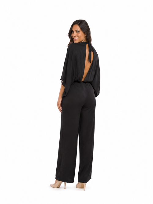 Arriendo de Enterito negro largo con mangas y hoyos en las mangas halter