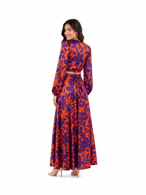 Arriendo de conjunto naranjo con estampado de flores moradas y mangas globo