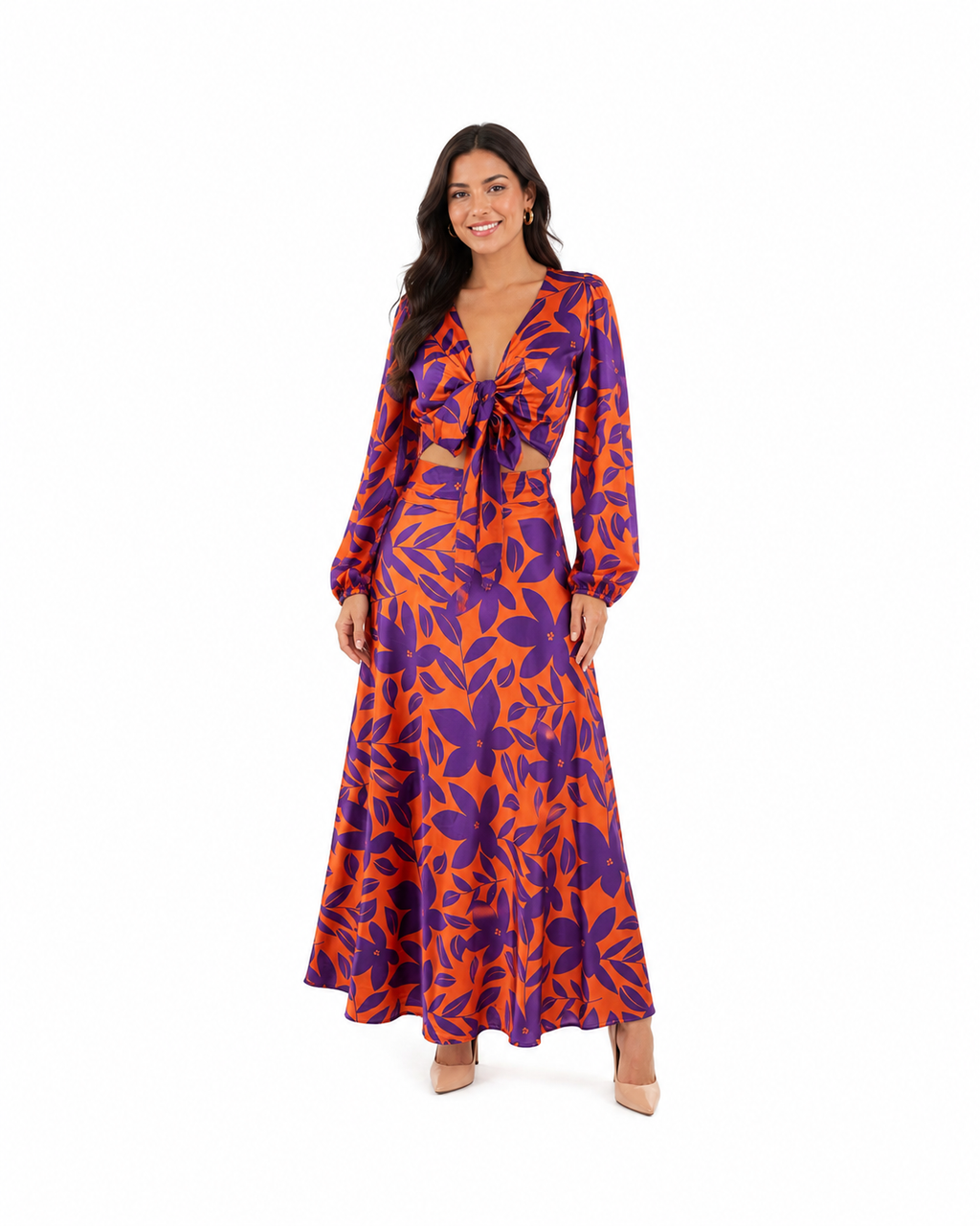 Arriendo de conjunto naranjo con estampado de flores moradas y mangas globo