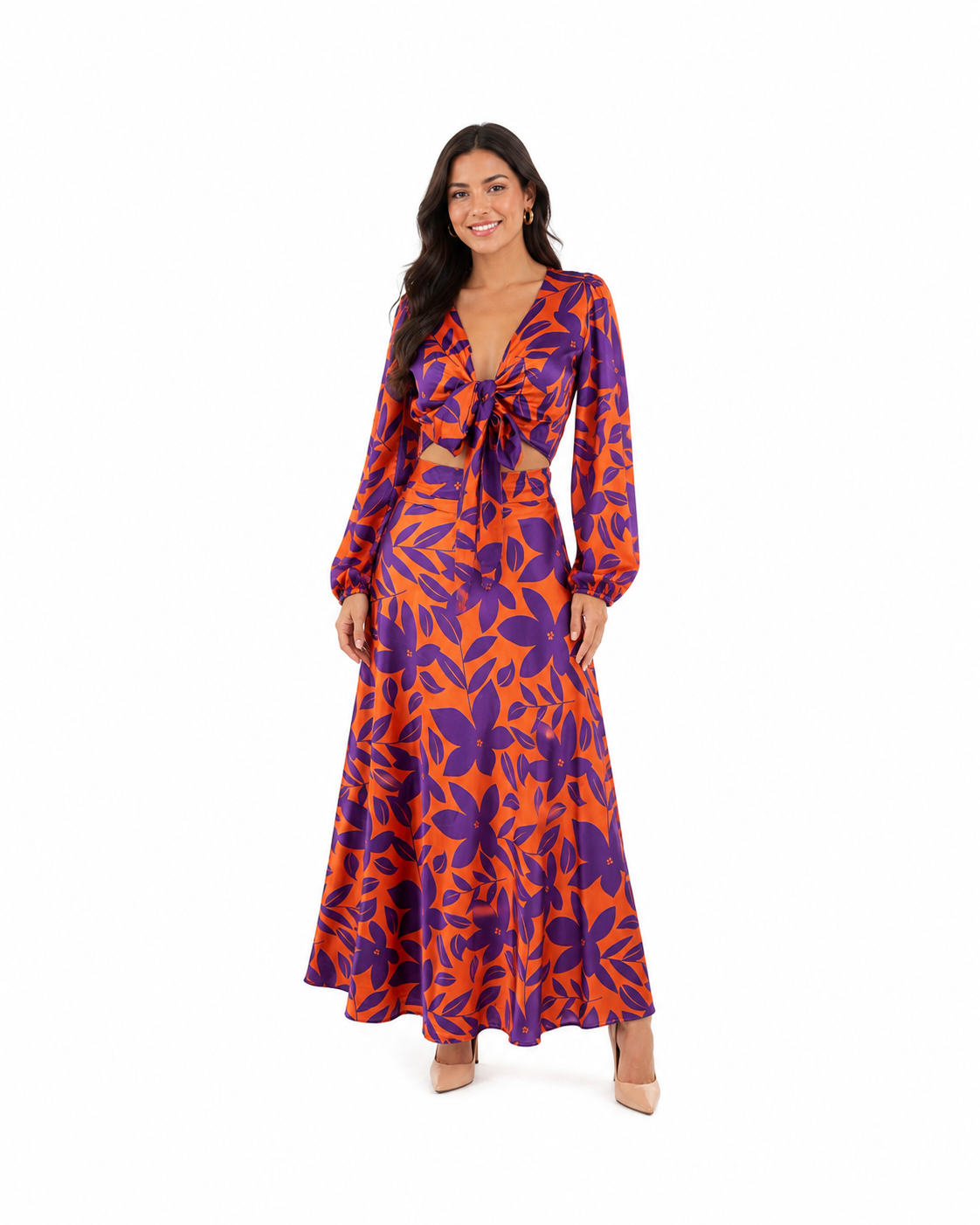Arriendo de conjunto naranjo con estampado de flores moradas y mangas globo