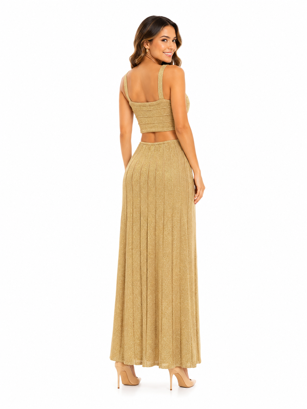 Arriendo Vestido largo dorado tejido con cut out en abdomen