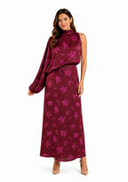 Arriendo de Vestido largo burdeo con estampado de flores español marca Baymo con capa