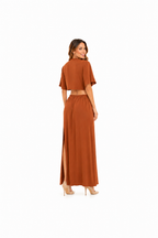 Arriendo Vestido largo terracota con manga corta, cortes en cintura y amarre en escote