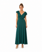 Arriendo de vestido largo verde de lycra con vuelos en escote