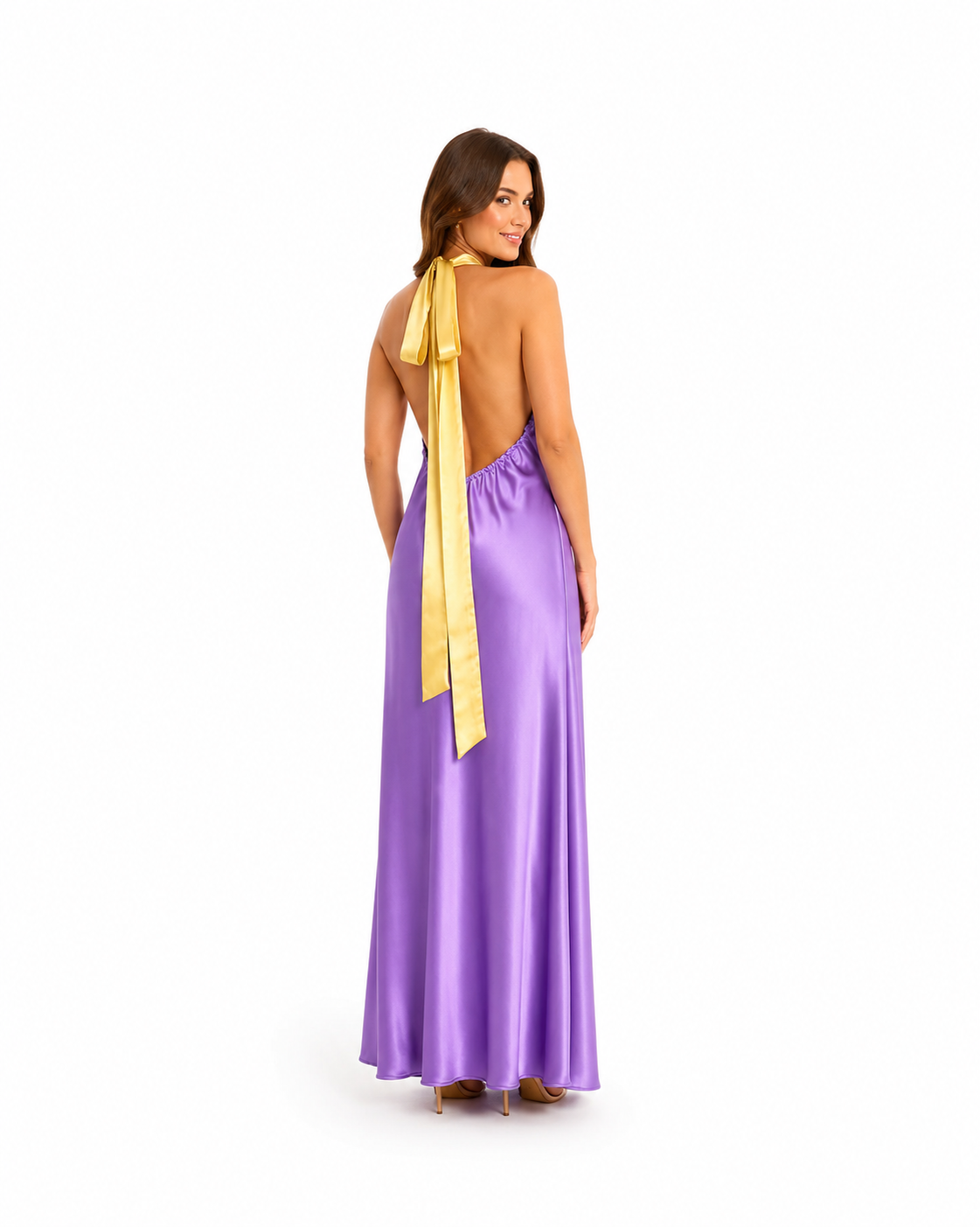 Arriendo de Vestido largo de seda lila con cuello halter y cinta amarilla que se amarra al cuello