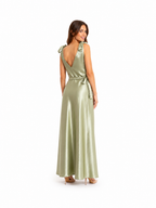 Arriendo de Vestido largo verde musgo claro y oscuro escote en V con amarres en hombros