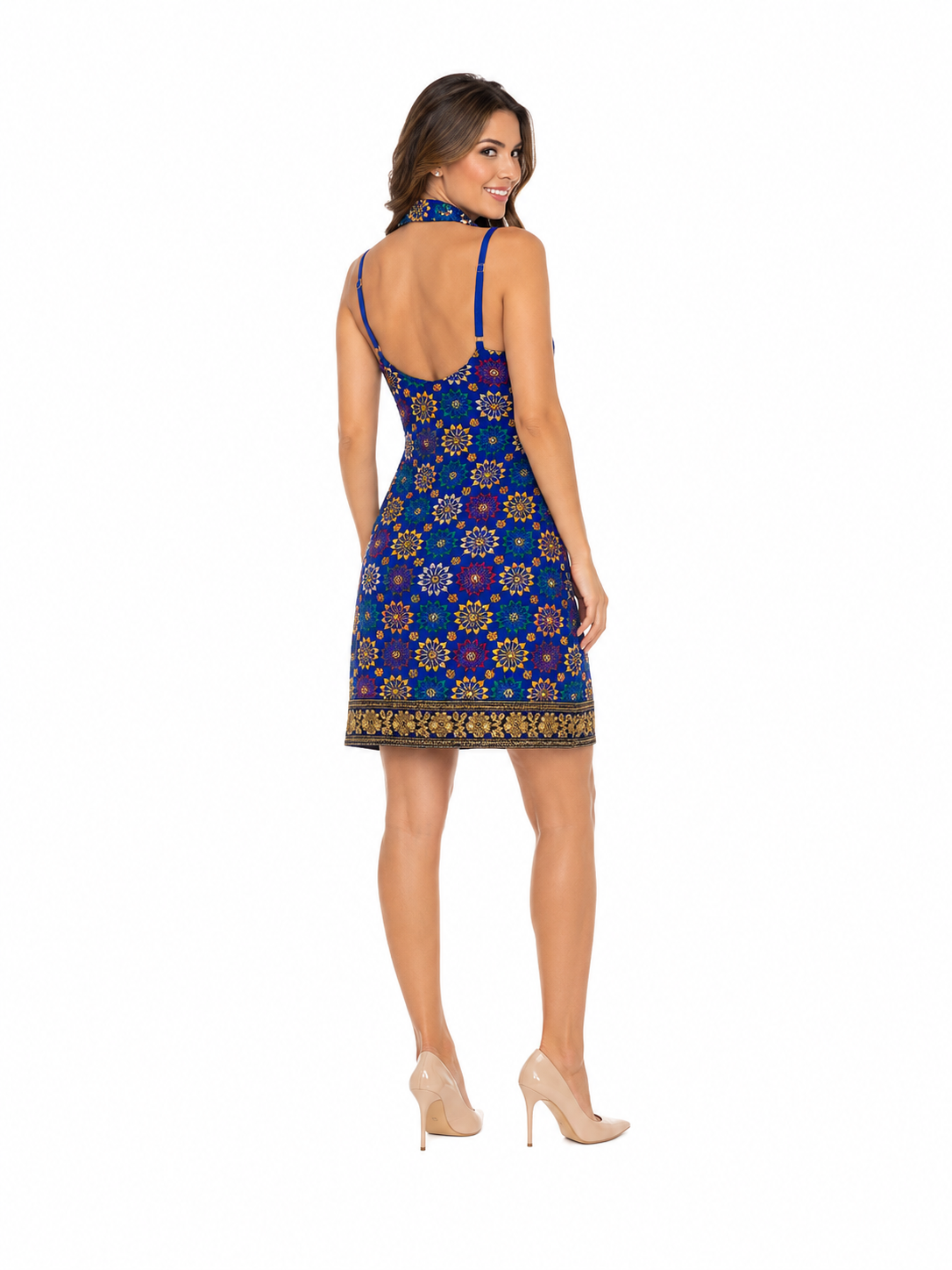 Arriendo de Vestido corto azul caro criado con bordados de colores y cinta dorada el ruedo