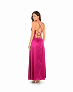 Arriendo de Vestido largo fucsia Karina Latorre con cuello bote y tajo al costado