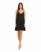 Arriendo de Vestido corto negro con vuelos en espalda
