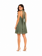 Arriendo de Vestido Corto verde miliar con nudo en cintura