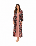 Arriendo de Kimono negro con estampado de hojas rojas con mangas