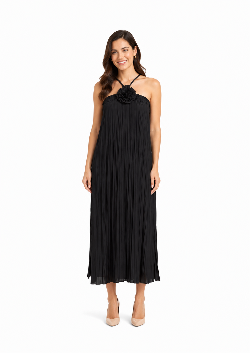 Arriendo de Vestido negro plisado con flor en cuello middie