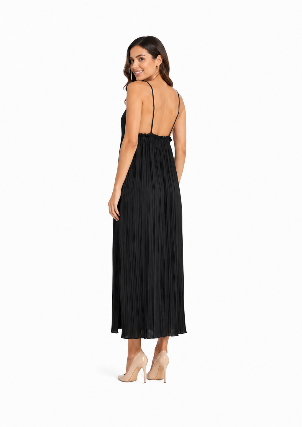 Arriendo de Vestido negro plisado con flor en cuello middie