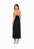 Arriendo de Vestido negro plisado con flor en cuello middie