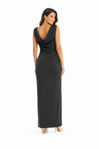 Arriendo de vestido largo negro con tajo y cuello bote
