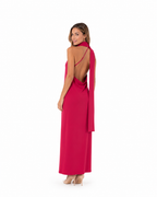 Arriendo de vestido largo fucsia con tira al cuello y breteles ajustables