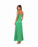 Arriendo de vestido largo verde asimétrico