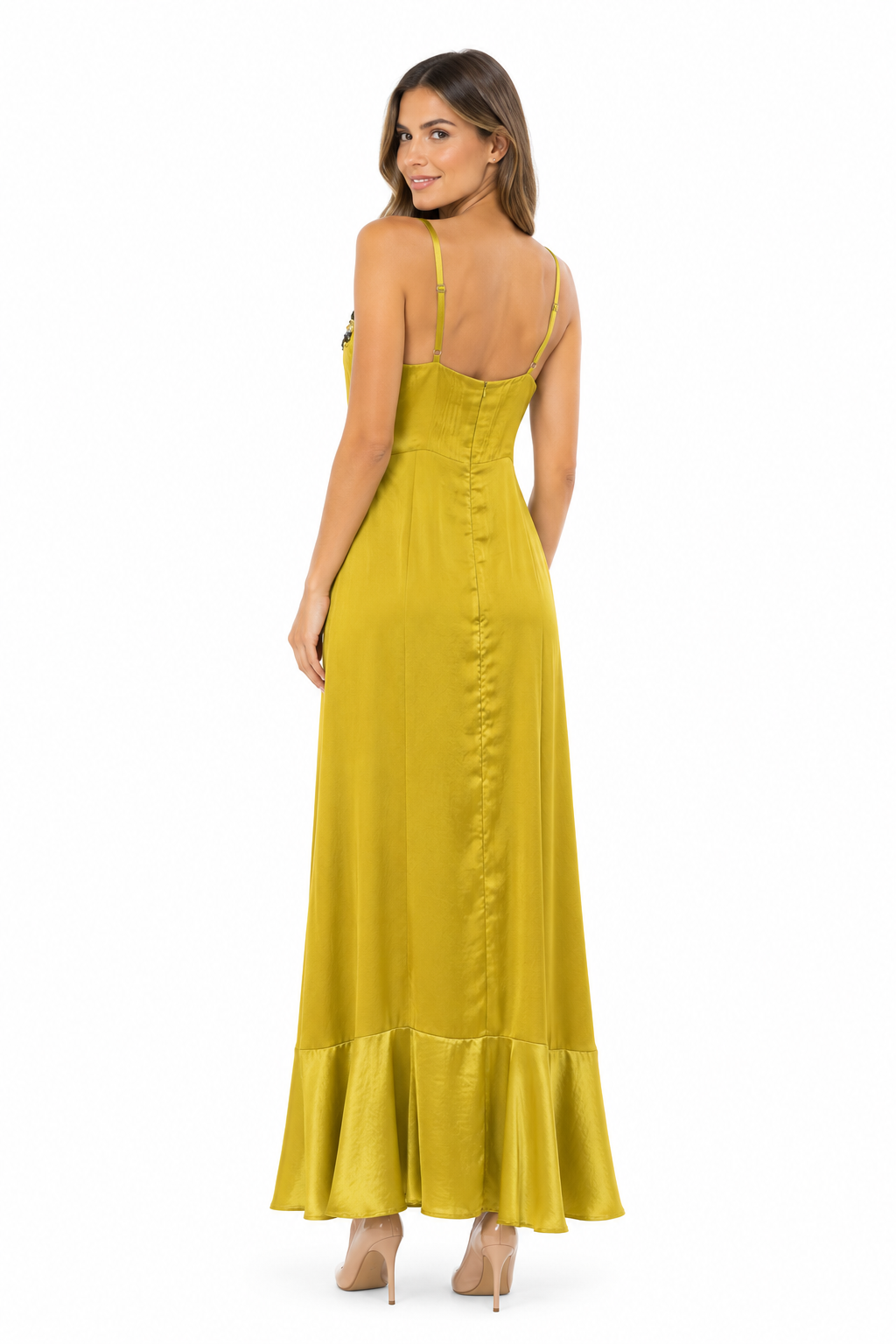 Arriendo de vestido mostaza con lentejuelas en escote marca DEBUT