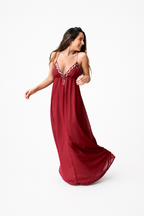 Arriendo de Vestido largo burdeo marca Rarabaris con lentejuelas