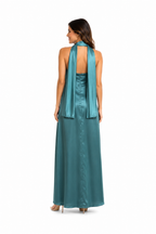 Arriendo de vestido largo celeste de seda strapless con tira al cuello