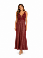 Arriendo de vestido largo burdeo con brillos escote en V asirenado