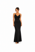 Arriendo de vestido negro lycra elasticado escote en V espalda descubierta largo