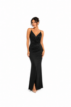 Arriendo de Vestido largo negro aminado debut con tajo y espalda cruzada escote en V