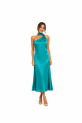 Arriendo de vestido celeste con amarre skoker en cuello asimetrico largo