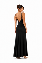 Arriendo de Vestido negro largo con nudo en el escote, cuello en v, tajo en la pierna, marca loreto fuenzalida p