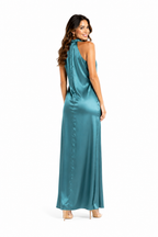 Arriendo de Vestido largo celeste con trenzado en cuello cerrado
