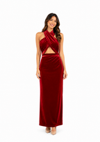 Arriendo de Vestido largo rojo de terciopelo con tajo adelante y corte cruzado en escote