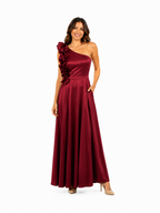 Arriendo asimétrico de vestido burdeo, amarre espalda largo