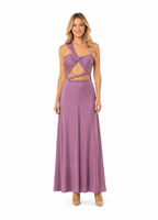 Arriendo de vestido largo lila oscuro con cut out