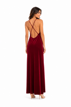Arriendo de vestido largo burdeo con detalles dorados