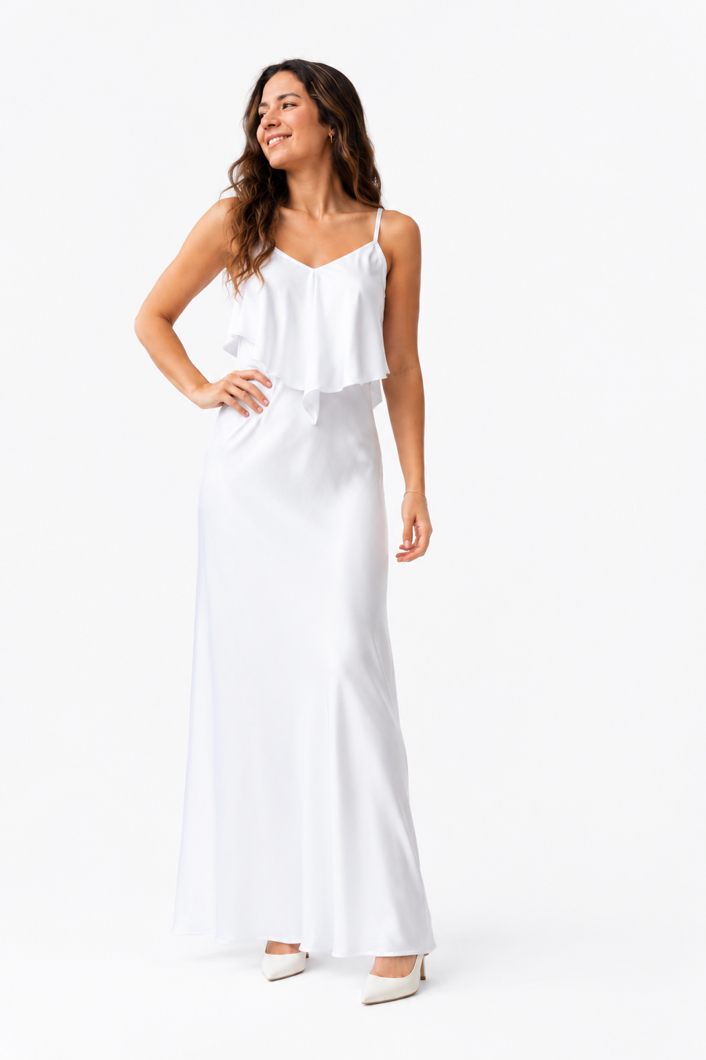 Arriendo de Vestido largo blanco de seda con vuelos en escote y espalda