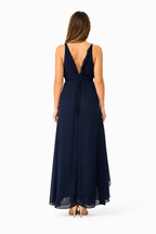 Arriendo de Vestido azul marino vuelitos escote y espalda