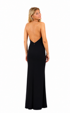 Arriendo de Vestido negro con collar dorado sin espalda