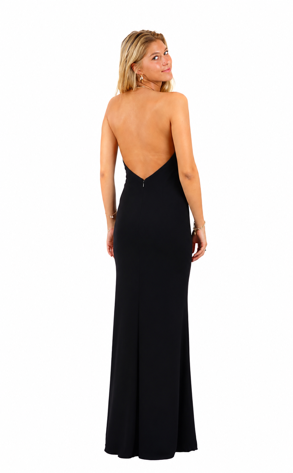 Arriendo de Vestido negro con collar dorado sin espalda
